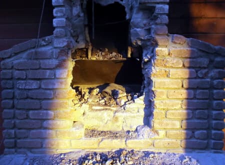 Autoridades intentaron derribar la chimenea de un hogar para rescatar a Cody Caldwell.