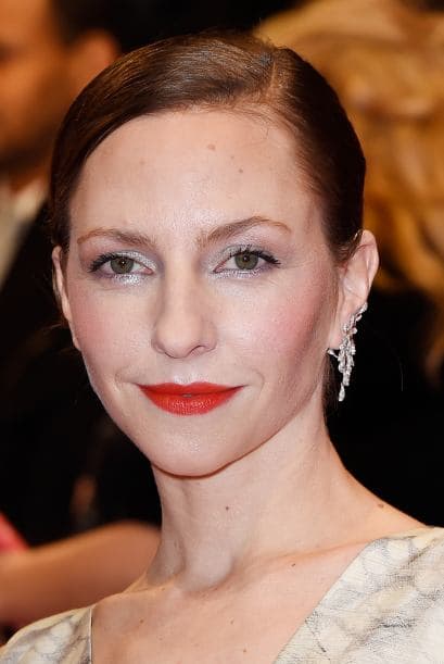 Similar a un arete, pero sin dejar de ser 'ear cuff' es el modelo que porta perfecto Katharina Schuettler.