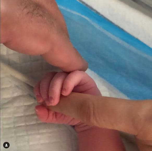 <b>Bella Seely</b>
<br>La primera vez que la actriz de La Desalmada presentó a su nena ante sus seguidores de Instagram fue con esta fotografía que tan sólo mostraba la manita de Bella sosteniendo el dedo de su mamá.