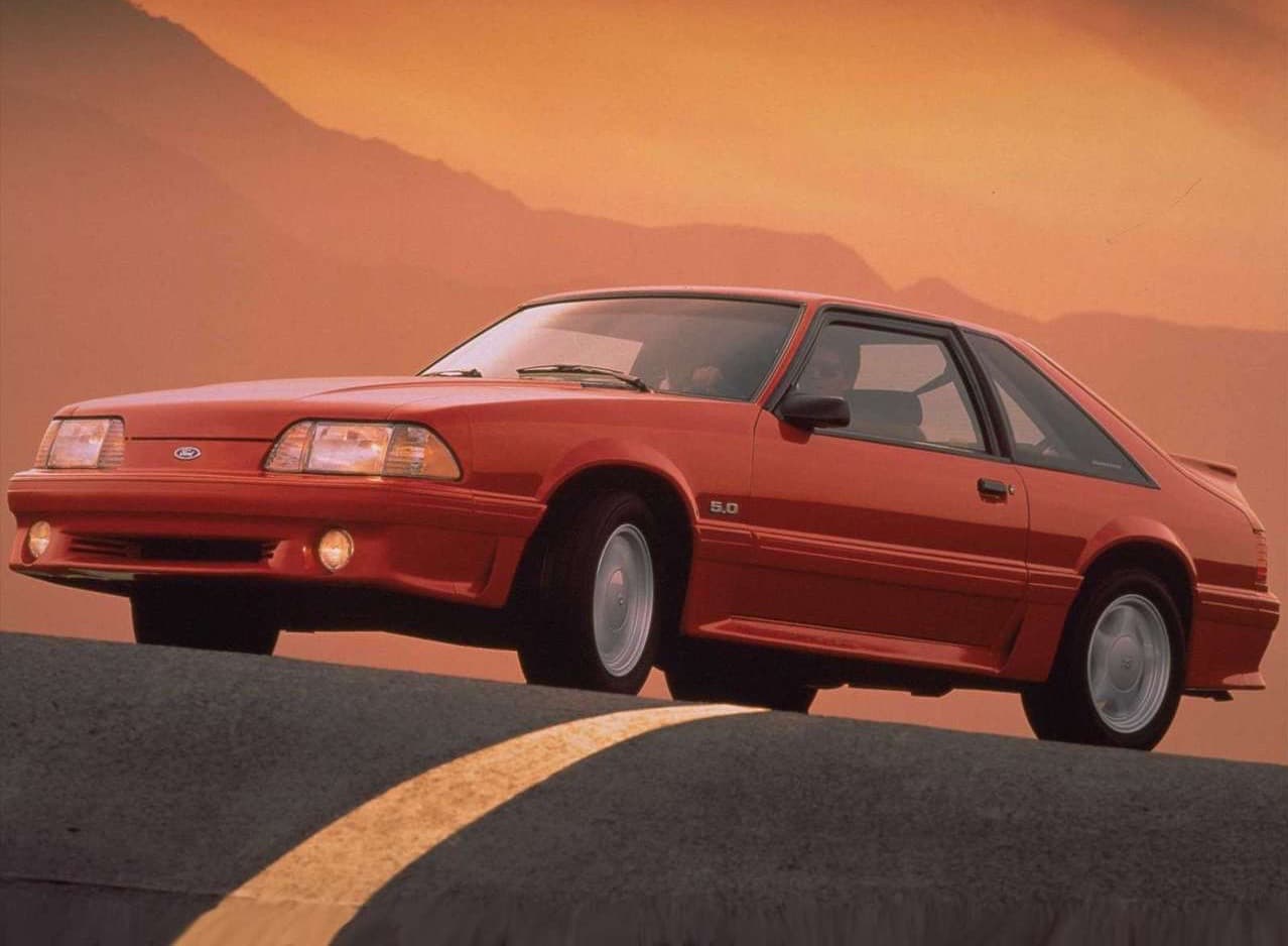 Para el final de la carrera de la tercera generación en 1993, el V8 de 5.0 litros del
<b>Ford Mustang GT </b>(en la imagen) desarrollaba 205 caballos de fuerza. El
<b>Ford Mustang Cobra</b>, preparado por el Equipo de Vehículos Especiales (SVT por sus siglas en inglés) de Ford, utilizaba una versión modificada del mismo motor que contaba con 235 caballos de fuerza. Ambos autos utilizaban solamente la carrocería
<i>fastback</i>.