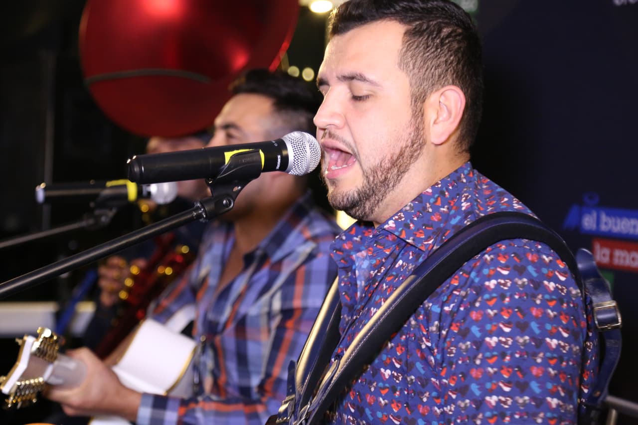 Raúl 'El Pelón', Carla Medrano y El Feo premiaron a sus oyentes con una noche inolvidable al lado de Calibre 50 en un bote privado.