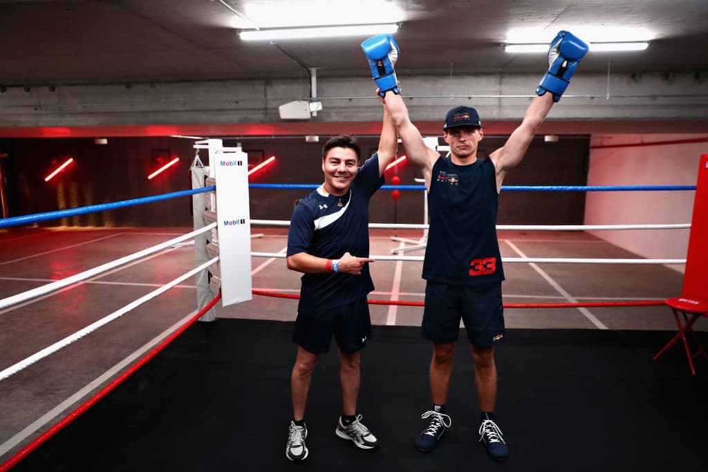 La despedida con dos campeones, Jorge 'El Travieso' Arce (izquierda) y el piloto de Red Bull Racing, el neerlandés Max Verstappen (derecha).