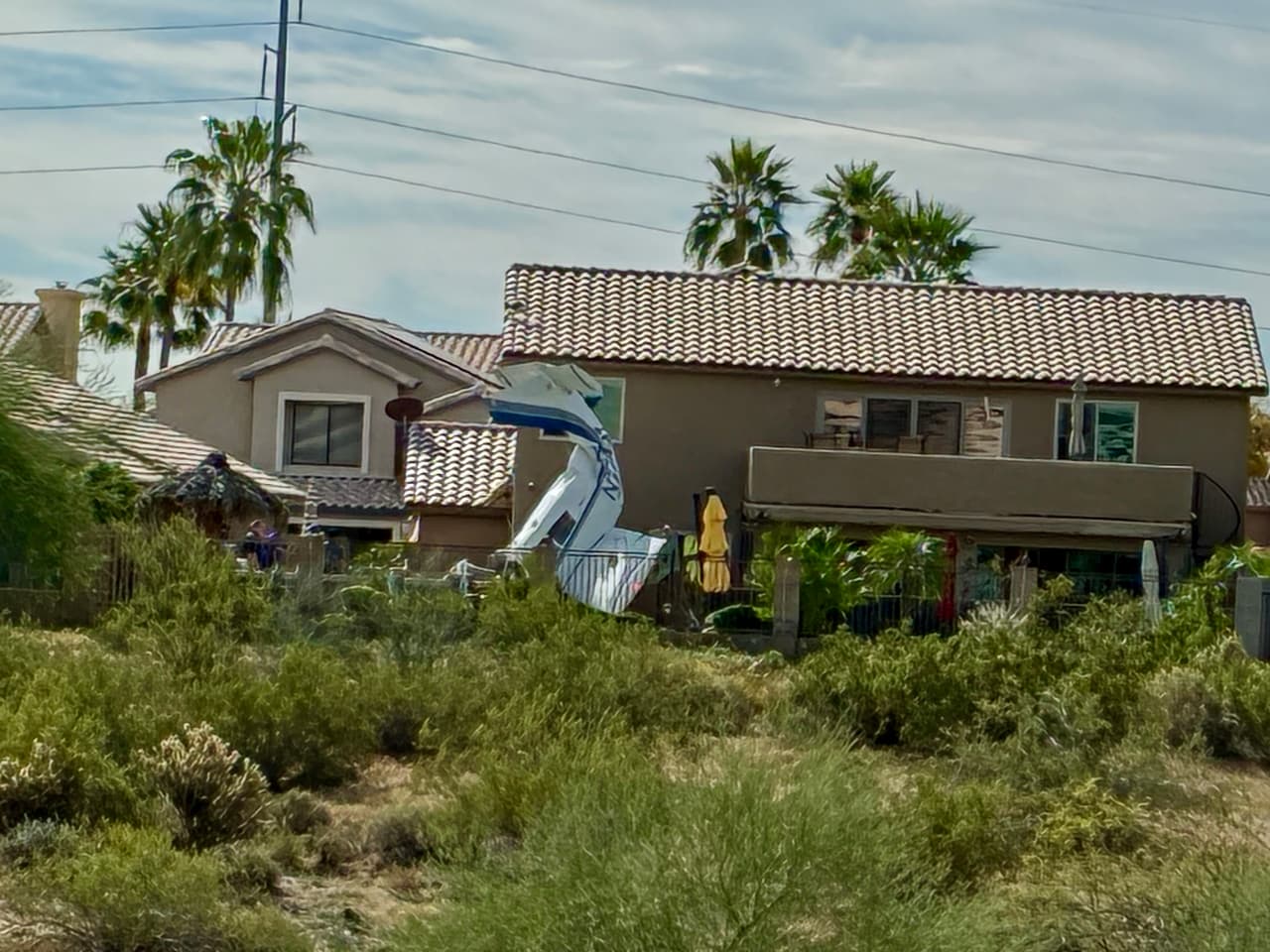 Sin embargo, la aeronave 
<b>se estrelló contra el techo de una casa y luego cayó en el patio trasero del domicilio de al lado</b>; dos viviendas resultaron afectadas.