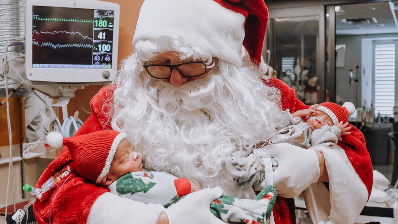 Adicional a la visita, la organización March of Dimes Arizona donó conjuntos navideños con los que los padres vistieron a sus bebés para tomarse fotos con Santa.