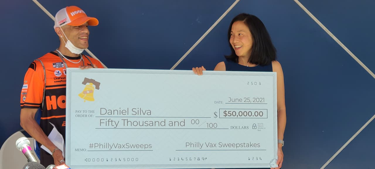 Hispano gana $50 mil luego de vacunarse contra el coronavirus en Filadelfia 