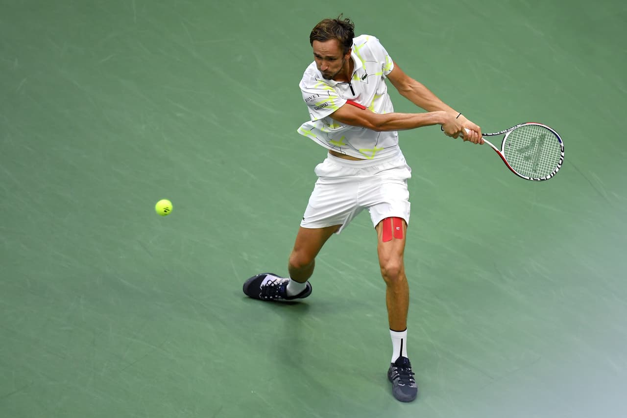 Daniil Medvedev muestra su poder en los servicios, Rafael Nadal sufre ante el poderío del tenista ruso.