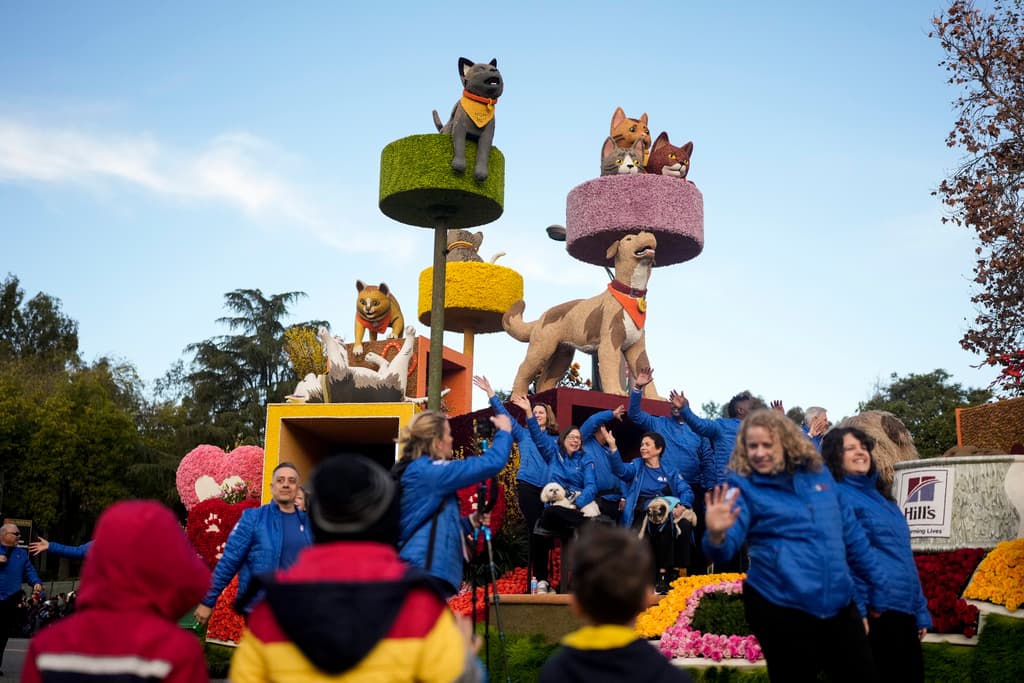 El Desfile de las Rosas es un evento de gran importancia comunitaria. Cuenta con la dedicación y el servicio de más de 900 voluntarios de la Asociación Torneo de las Rosas, conocidos como "White Suiters". Estos voluntarios trabajan incansablemente para asegurar el éxito del desfile y el Rose Bowl Game.