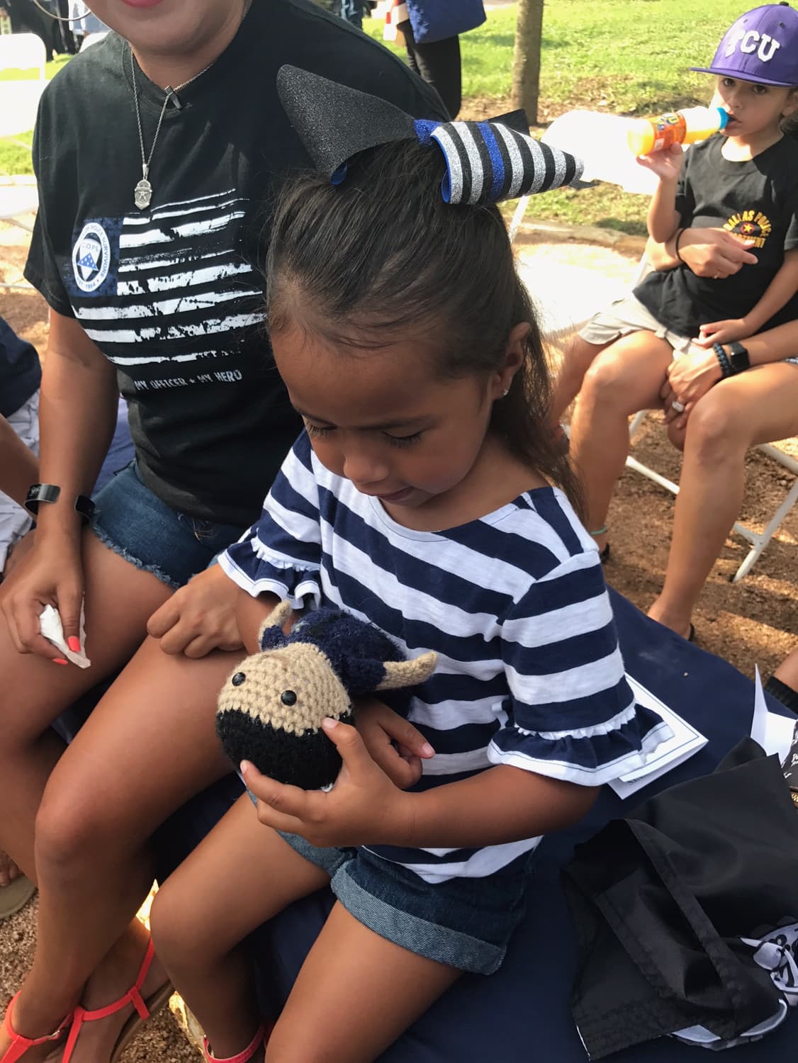 La niña de 3 años de edad llevó a un muñeco policía que le mandaron. Su madre dice que Lyncoln era la razón de vida de Patrick.