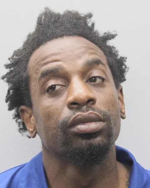 Eric Thompson, de 36. Ellos son las dos personas en el auto de Ochoa.