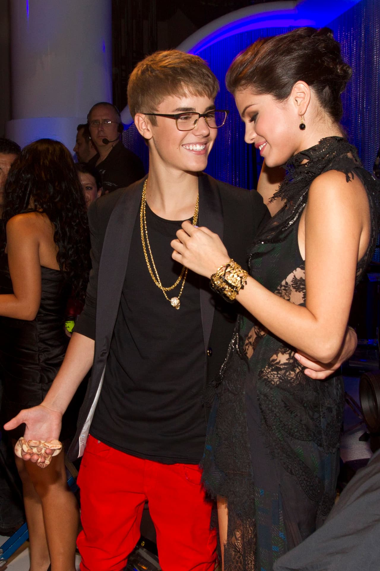 En medio de todo el caos de su gira por Europa, Selena Gómez viajó a Noruega para ver a Bieber. Según 
<a href="https://www.usmagazine.com/celebrity-news/news/justin-bieber-selena-gomez-are-both-in-norway-2013184/" target="_blank">Us Weekly</a>, la cantante ya lo esperaba en el backstage en Oslo, noticia que llamó la atención pues la pareja había terminado a principios de 2013.