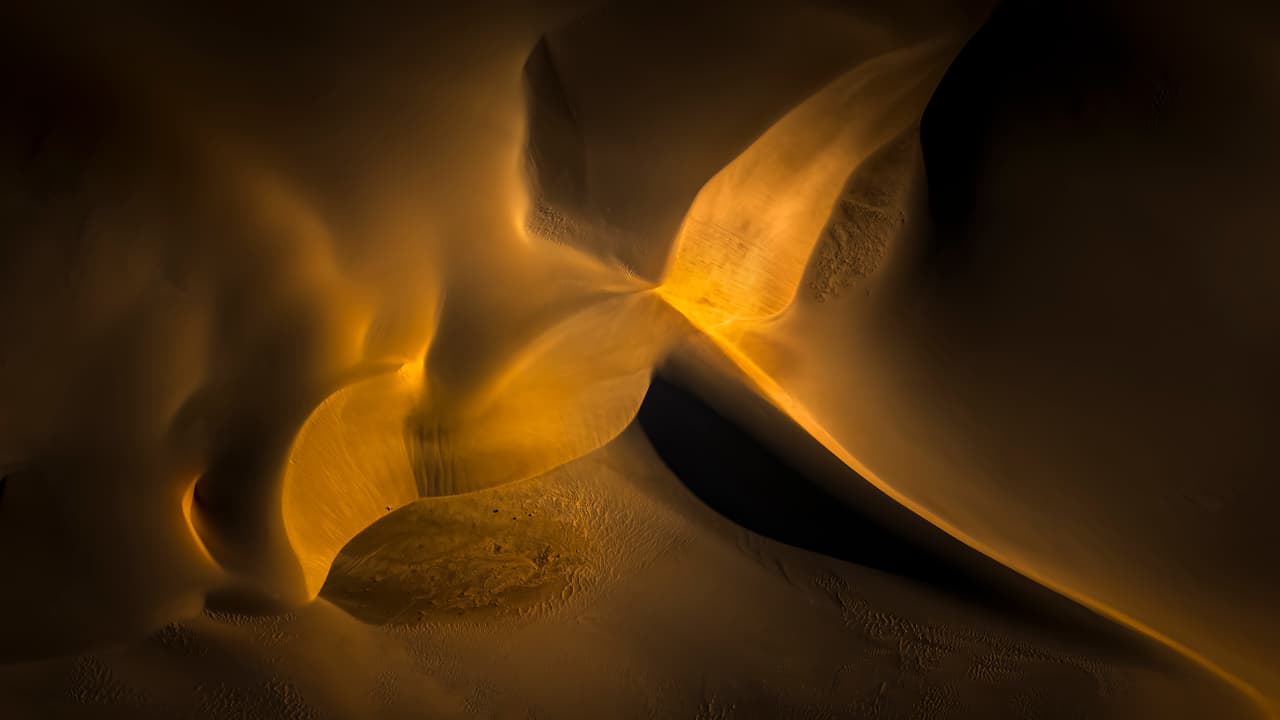 Al acercarse el atardecer, las sombras se alargan y las dunas de arena adoptan nuevas formas.
<br>