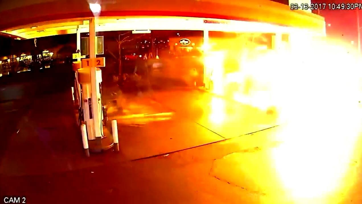 Uber fuera de control se estrella contra gasolinera