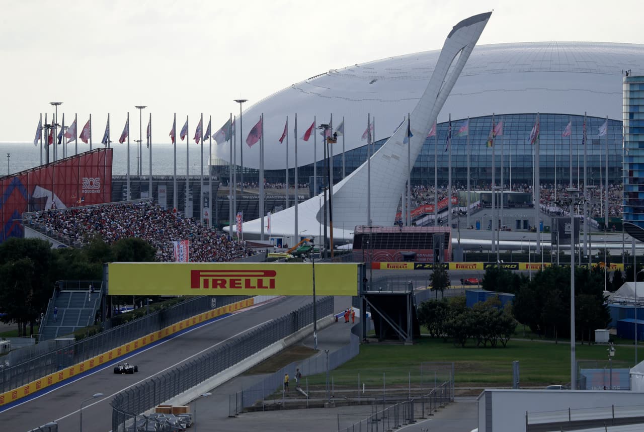 Verstappen y Bottas saldrán en la segunda y tercera posición, respectivamente. Ricciardo, Sainz, Ocon, Norris, Gasly y Albon, completan los primeros 10; Stroll arrancará en 13.