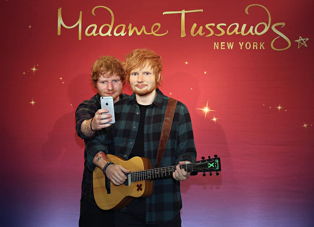 <b>Ed Sheeran </b>
<br>El cantante y mejor amigo de Taylor Swift igual tiene su propia escultura en Madame Tussauds, Nueva York; incluso se tomó un 'selfie' a su lado el día de su revelación al público.
