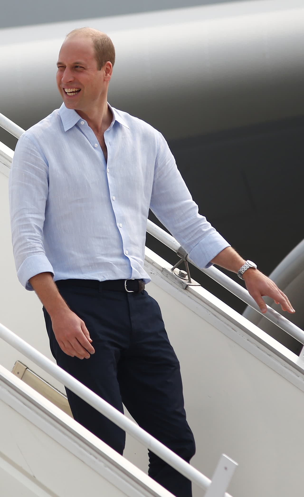 De acuerdo con el corresponsal de la BBC, cuando el avión tocó tierra, el príncipe William bromeó diciendo que el problema 
<b>había sido causado por él,</b> que iba de piloto.