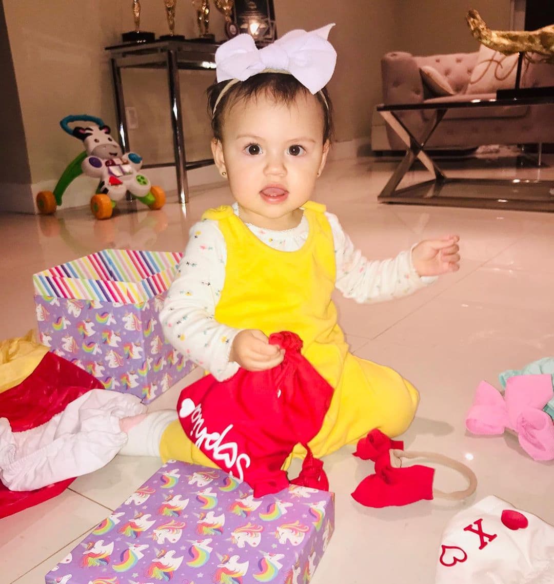 "Lo que más le gusta de los regalitos, es abrirlos y jugar con los papelitos", dijo la orgullosa mami en esta imagen.