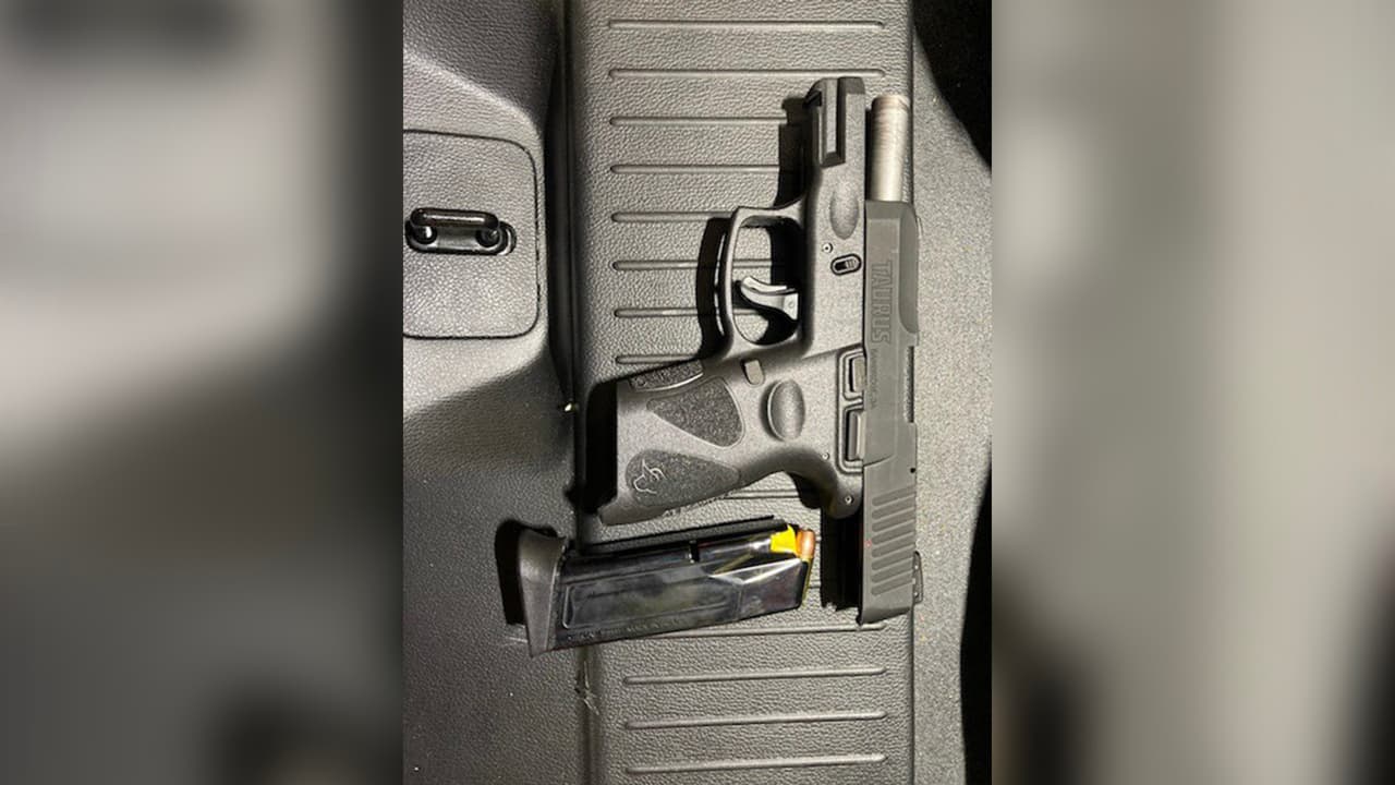 Además de los vehículos, también armas de fuego fueron incautadas.