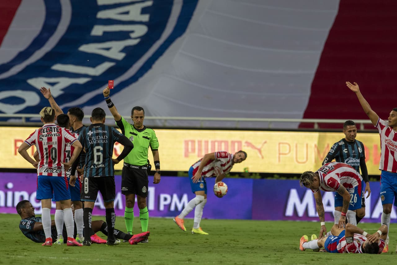 J.J. Macías no consigue anotar un penal al minuto 90+3 y Las Chivas terminan empatando en casa frente al Querétaro.