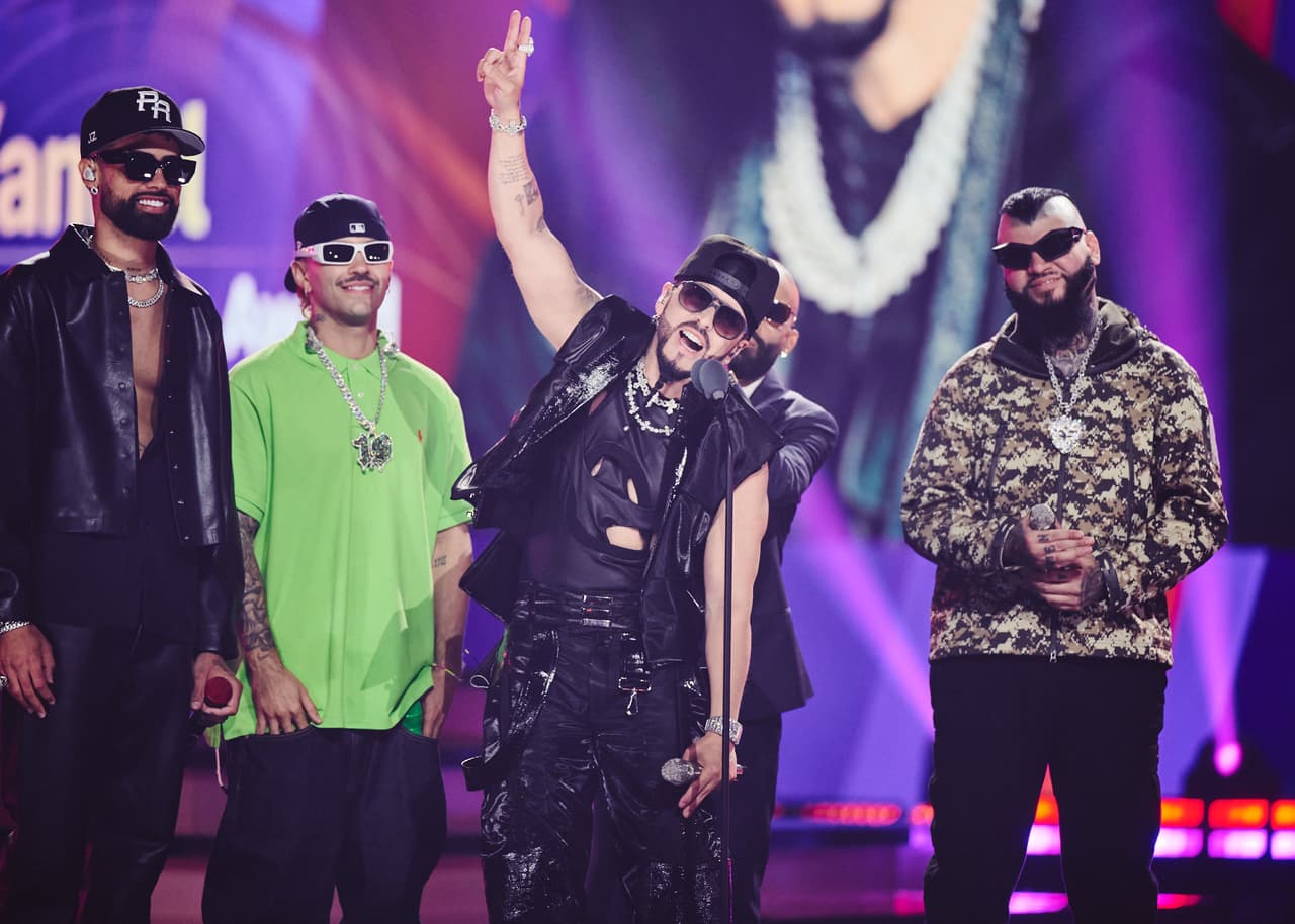 Yandel fue obtuvo el 'Latin AMA Pioner', Arcángel le entregó el premio y le dedicó emotivas palabras: "Me llena de orgullo y una satisfacción enorme poder decir que vengo del mismo lugar que este caballero (...) Gracias por tu música y todos los aportes que desde tu primer día trajiste para que futuras generaciones hoy en día tuviésemos el género mundialmente conocido como reggaetón", dijo.
<br>
<br>Yandel agradeció a su familia y equipo de trabajo por acompañarlo en su carrera: "Escogí estar en esta carrera por mi amor a la música. Se viven momentoc con mucha piedra en el camino, pero cuando no pierdes la fe y te propones dedicación, esfuerzo, le metes pasión, no hay nada que te detenga (...) Mi hermano Wisin W te amo con todo el corazón".