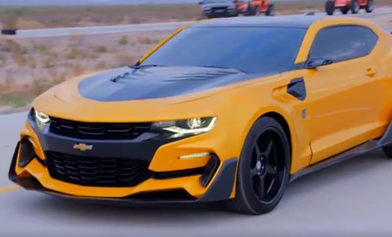 El Camaro Bumblebee está basado en el Camaro 2016. El Camaro, que fue ampliamente modificado para su rol, cuenta con elementos aerodinámicos, un parachoques más prominente, tomas de aire adicionales y un amplio alerón trasero.