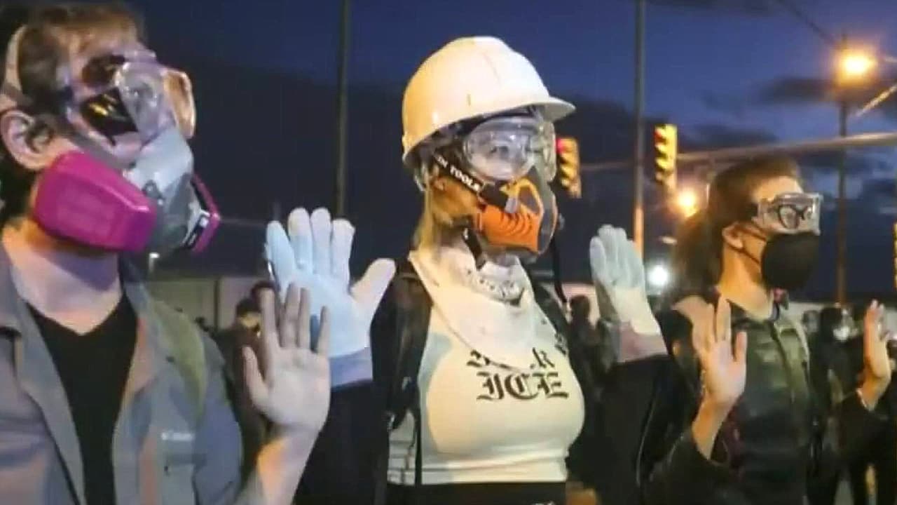 Manifestantes desafían toque de queda y continúan las protestas en el Centro de ICE, Delaney Hall