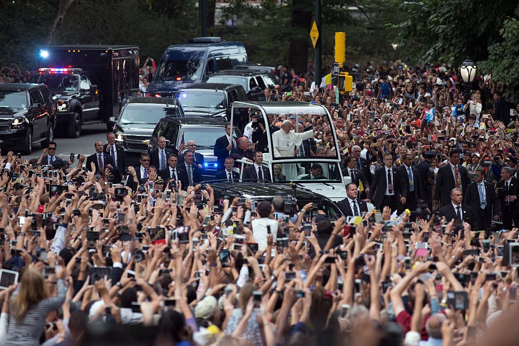 <b>Procesión en Central Park. </b>Antes de concluir su estancia en Nueva York, el Papa Francisco realizó una procesión por Central Park, donde fue aclamado por aproximadamente 80,000 personas que se congregaron para verlo.