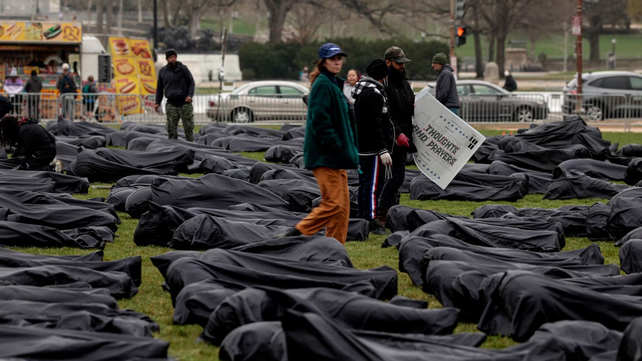 Se colocaron 1,100 bolsas en el césped, en representación de las 170,000 víctimas de armas de fuego en EEUU desde el tiroteo de Parkland, el 14 de febrero de 2018.