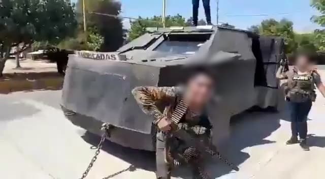 Presuntos miembros del CJNG exhiben dos blindados caseros como trofeos de guerra en Michoacán