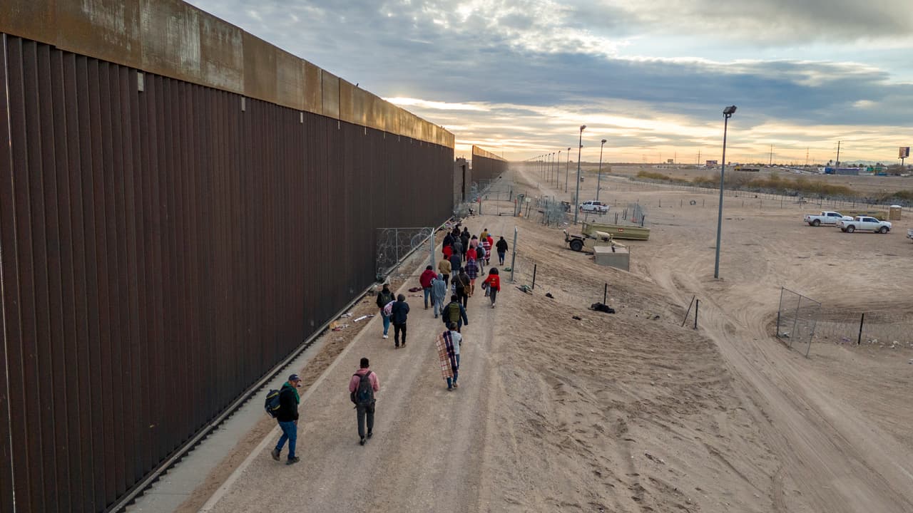 Noticias Univision 23 viajó a la frontera sur de EEUU y pudo presenciar la situación de los inmigrantes que llegan en busca de nuevas oportunidades. Mientras algunos se entregan a la Patrulla Fronteriza, otros invaden propiedades y se esconden en las casas de habitantes, quienes expresaron su preocupación por esta situación.
