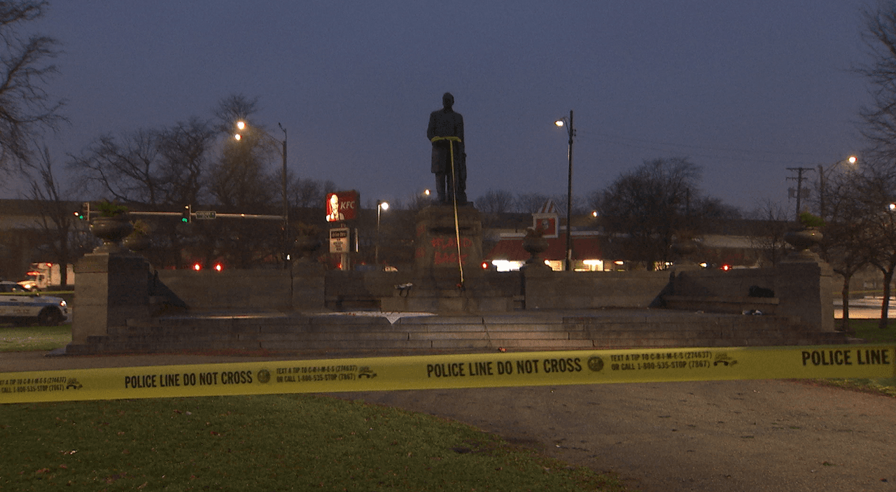 Intentan derribar y pintan con grafiti una estatua en un parque del suroeste de Chicago