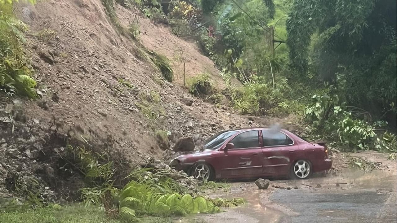 Muchas carreteras se encuentran cerradas y en algunas partes se reportaron derrumbes, como en la imagen que fue tomada en la zona de Utuando.
