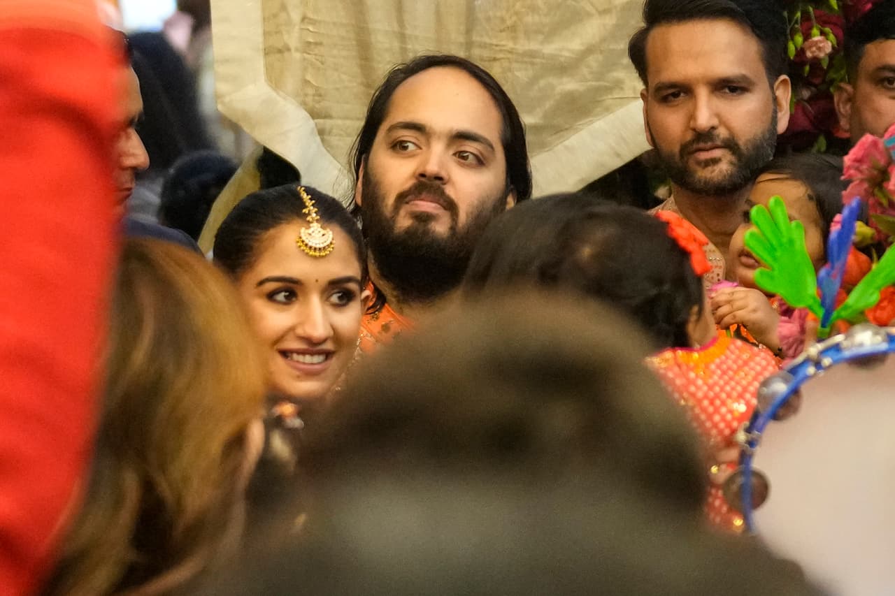 Anant Ambani y Radhika Merchant en una ceremonia previa a la boda, el miércoles 3 de julio de 2024.
