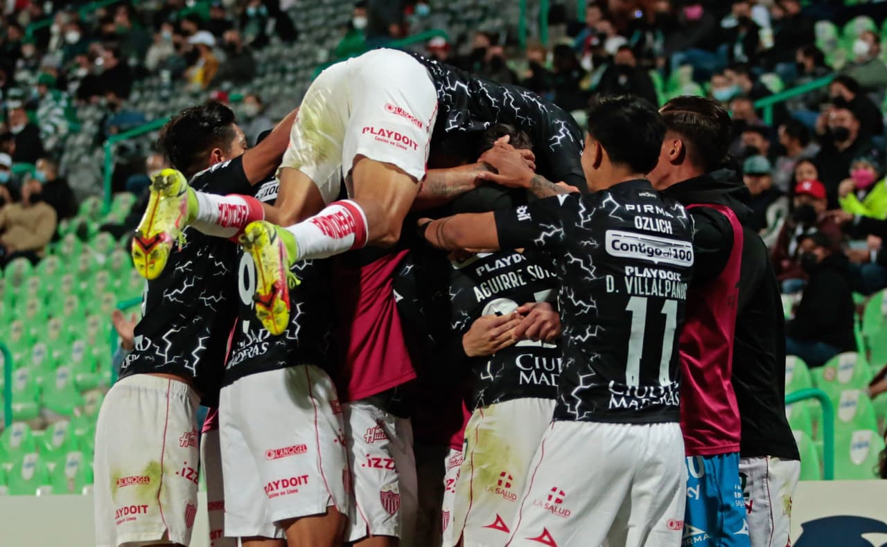 Necaxa se aprovechó de un equipo de Santos que no vive un buen arranque de temporada y los goleó a domicilio.