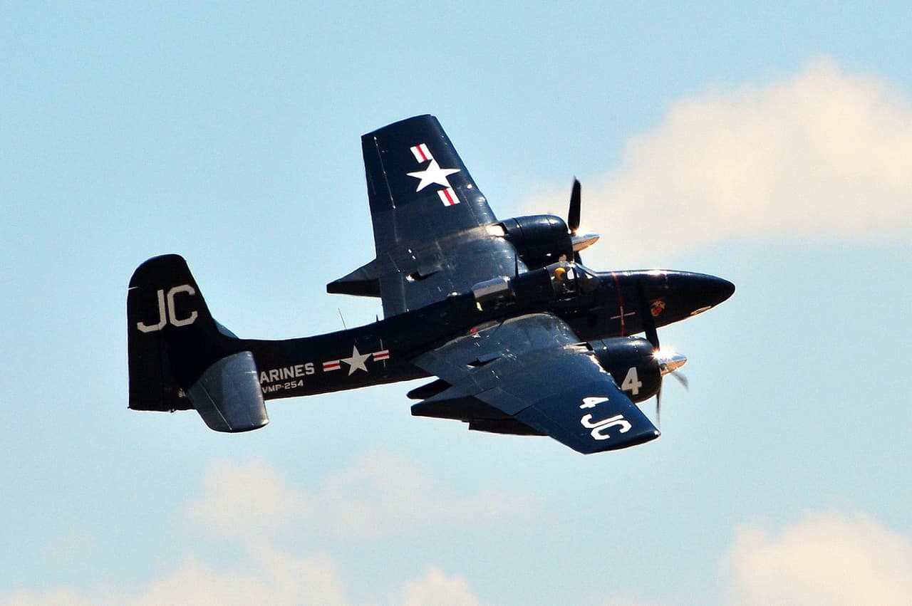 El programa de vuelo incluyó el sobrevuelo por hospitales y cementerios militares desde la ciudad de Chino y hasta Los Ángeles.