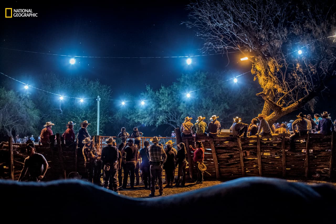 El dominio de los Zetas sobre el estado de Coahuila se ha debilitado y la vida nocturna ha regresado a Allende. Cientos de personas acudieron durante el otoño pasado a la Cabalgata, un desfile festivo de vaqueros que dura dos o tres días, se detiene en varios ranchos a lo largo de la zona, y termina con un rodeo nocturno.
