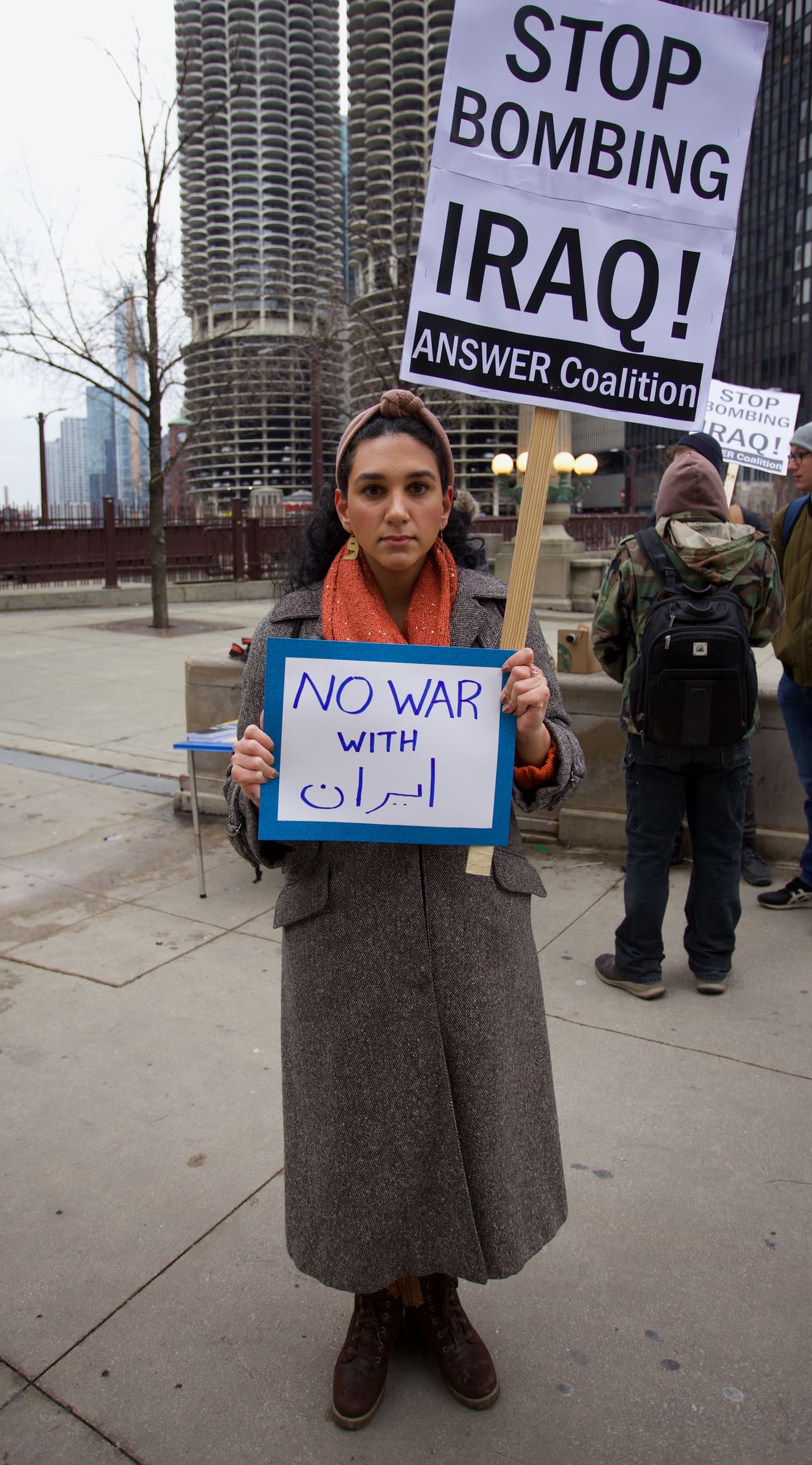 Los manifestantes tenían carteles que decían "Dejen de bombardear Irak" y "Estados Unidos tropas fuera de Irak".