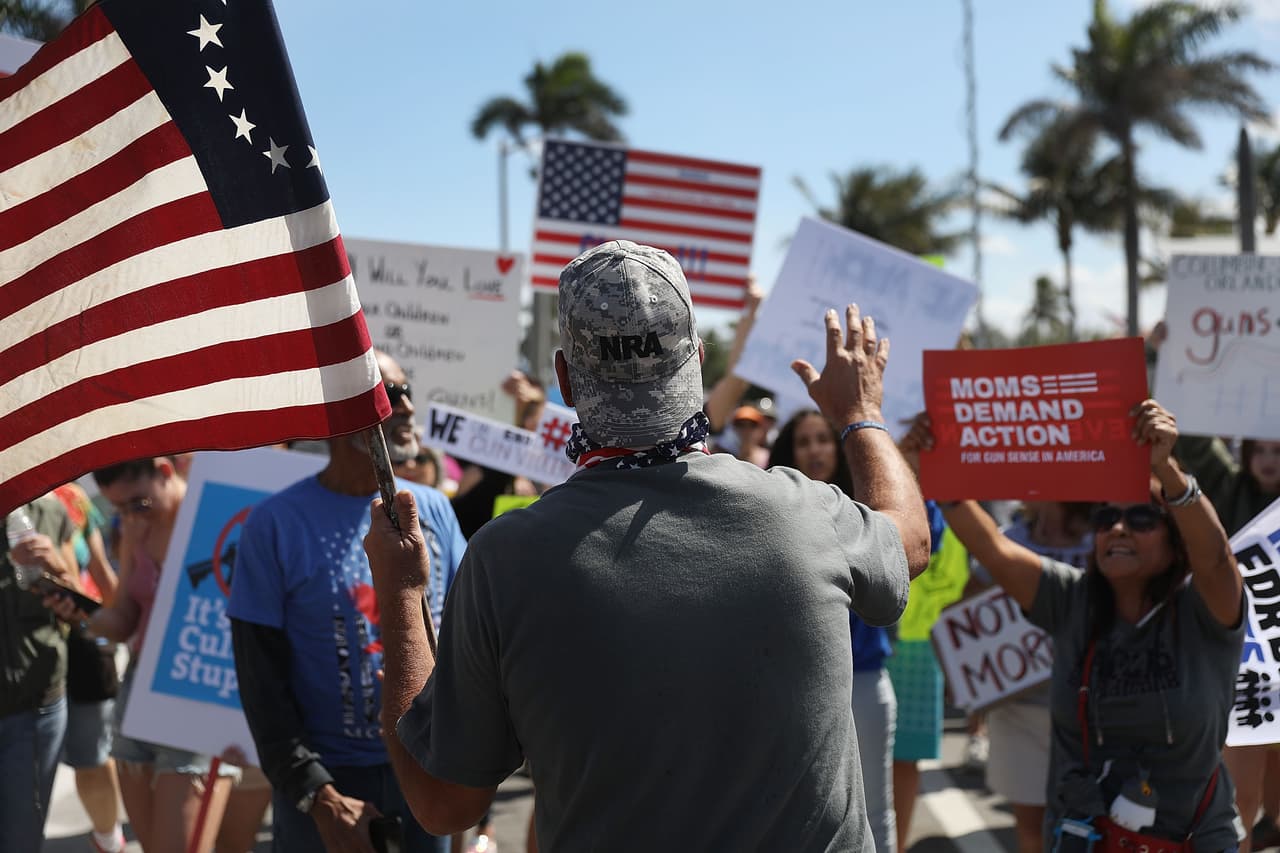 <b>West Palm Beach, Florida.</b> Manifestantes frente a Mar-a-lago, la residencia del presidente Donald Trump. Varias manifestaciones se realizaron frente a propiedades del mandatario.