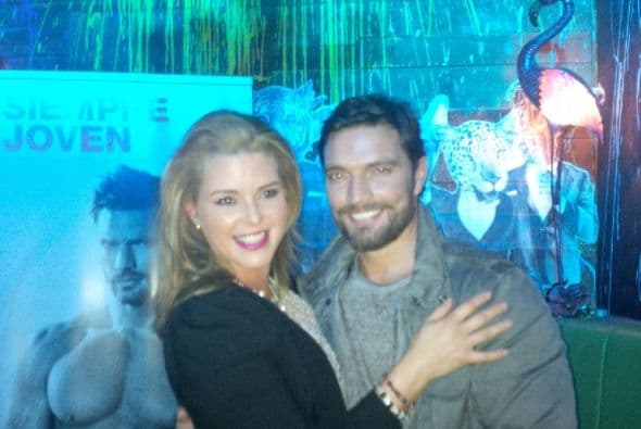 HGH es una hormona producida por el cuerpo, para promover el crecimiento y ayudar a mantener los tejidos y órganos durante toda la vida. Julián con Alicia. (Fotos: Manuel Muñoz/Dream Team Agency) Más videos de Chismes aquí.