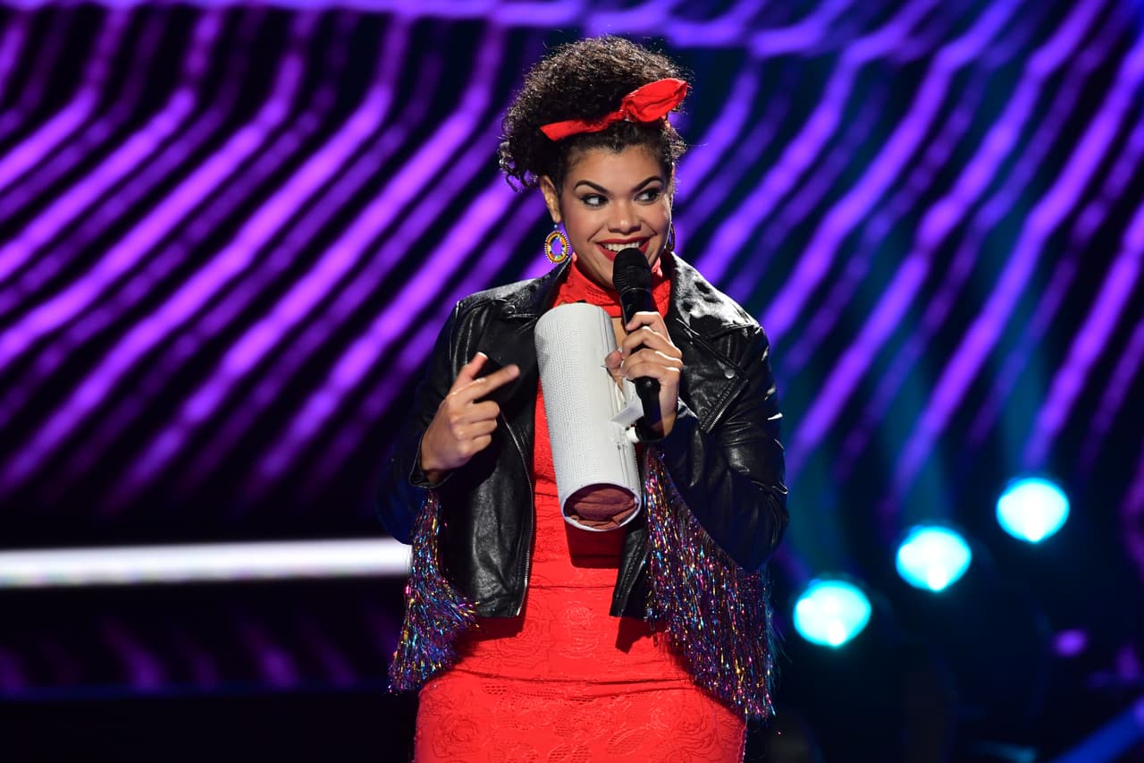 Se trató de una güira, un instrumento de percusión con el que se dispuso a hacer una fiesta en el escenario.