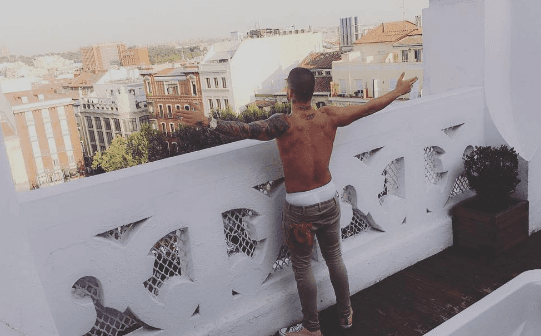 Pero también por detrás se ve increíble, tiene una gran espalda.