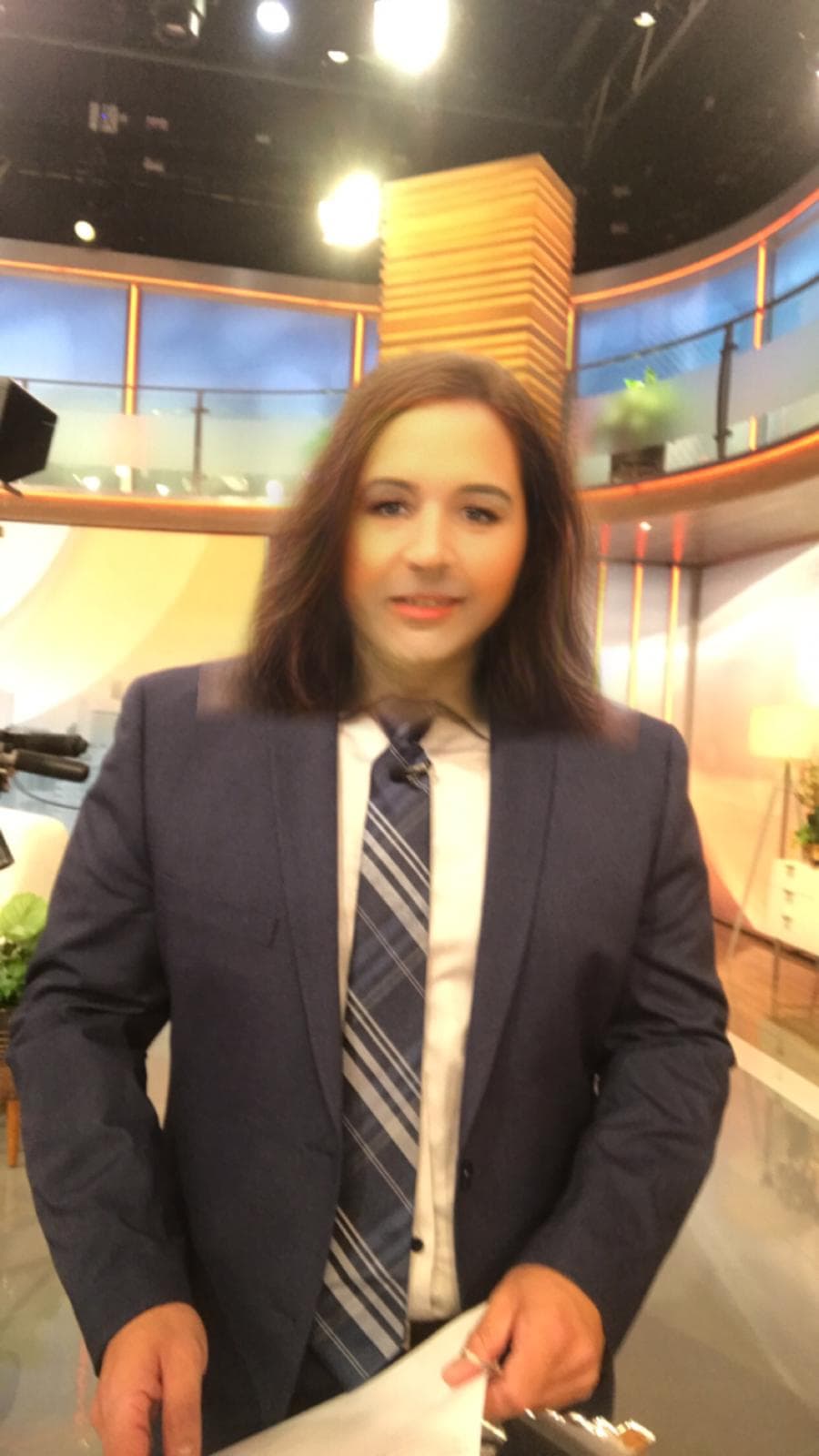 Albert podría ser la sensación femenina del estado del tiempo. Mira lo bien que se ve sin barba, con cabellera corta y facciones más sutiles.