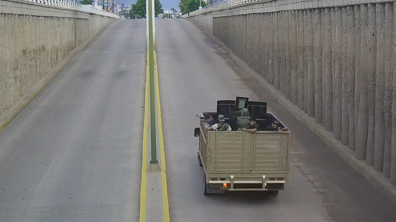 Sandoval mostró imágenes de vehículos llevando personas fuertemente armadas recorriendo las calles de Culiacán.
