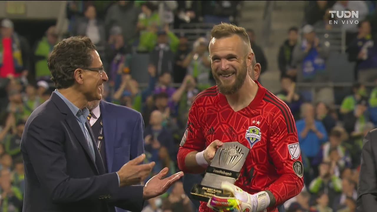 ¡Doblete! Frei es elegido mejor jugador y portero de la Liga de Campeones