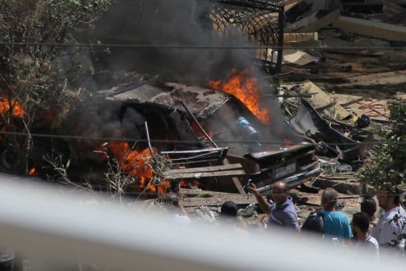Los libaneses se reunen frente a la mezquita al-Salam mosque, cerca de la casa del ex jefe de la policía Ashraf Rifi.
