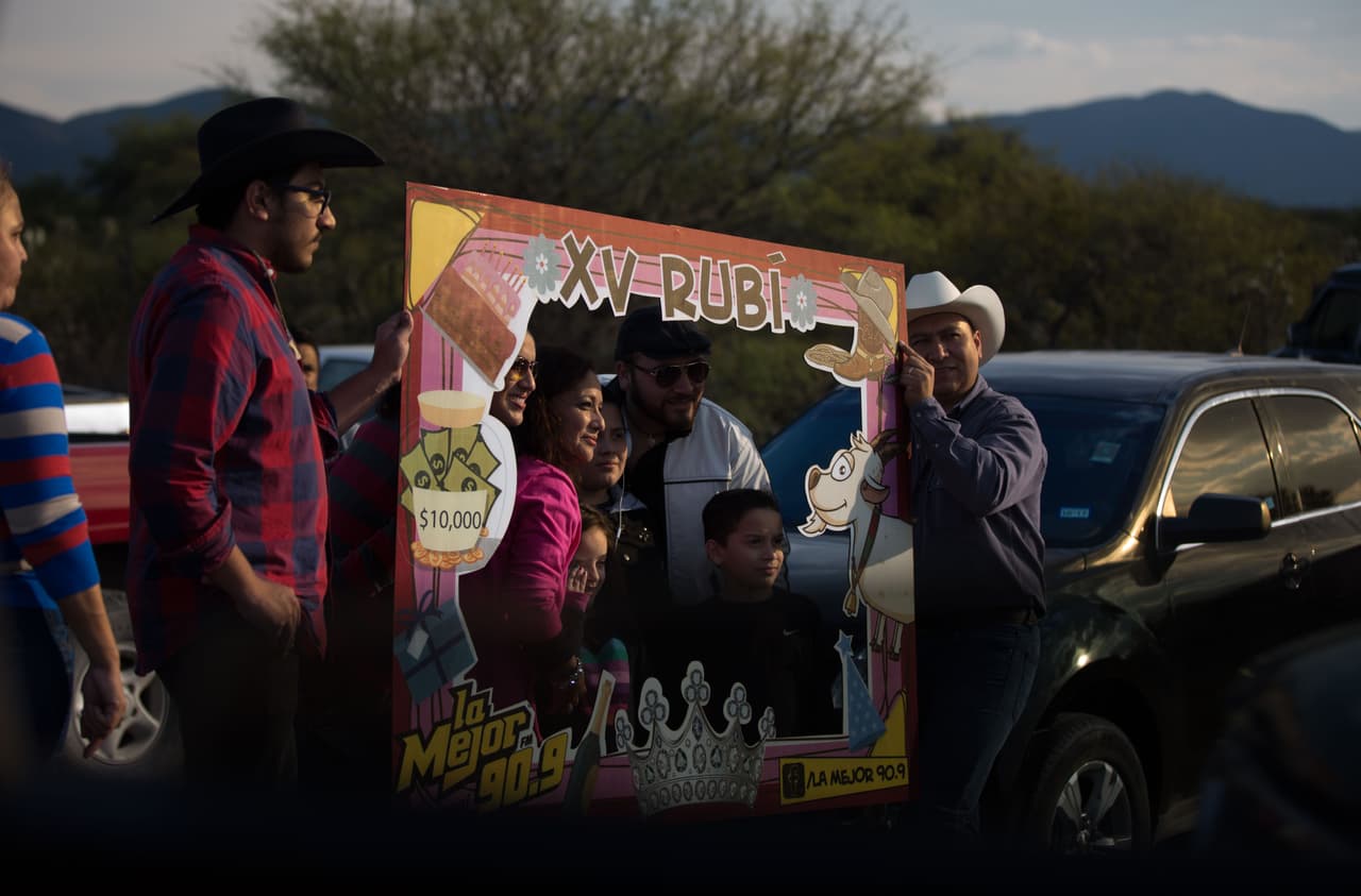 Una familia posa con un marco de cartón de los XV de Rubí diseñado por una estación de radio. Numerosas marcas se quisieron sumar a la rubimanía, la ola viral de Rubí, incluyendo Coca Cola, Tecate, una marca de tortillas y muchas otras. Almudena Toral