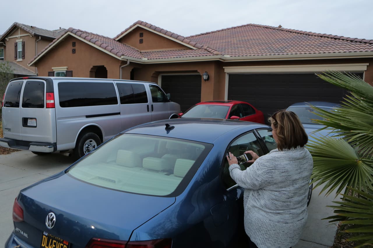 Manten tu automóvil cerrado y guarda las llaves fuera del alcance de los niños. A ellos les encanta jugar a las escondidas, por ello es importante enseñarles que el automóvil no es un juguete.