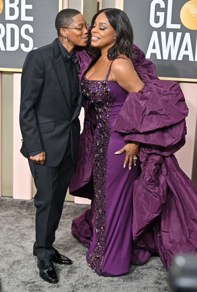 La actriz 
<b>Niecy Nash</b> llegó a los Golden Globes junto a su
<b> esposa la cantante Jessica Betts</b>.
<br>