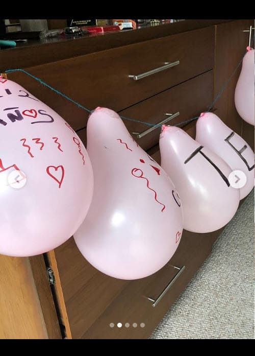 Lety Calderón colgó algunas otras imágenes en las que se pueden ver algunos globos colocados en la habitación. 
<br>