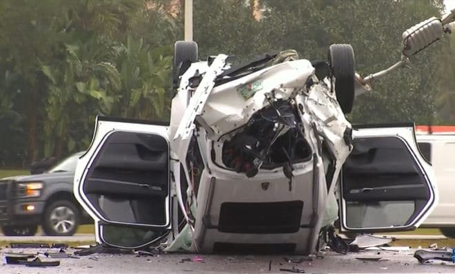 Mujer de 62 años muere en trágico accidente de 5 vehículos al sur de Orlando
