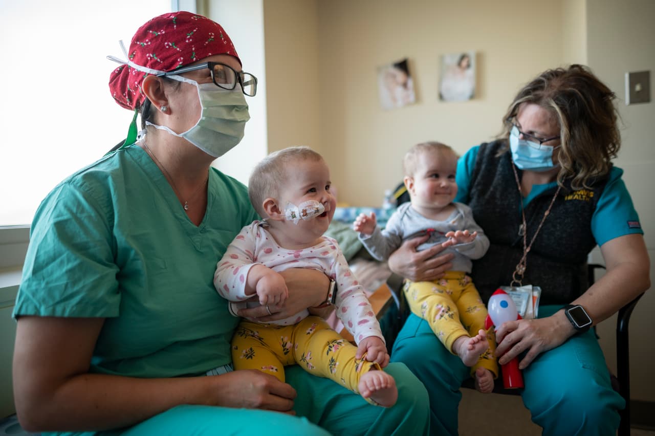 Las hermanas gemelas Abigail y Micaela Bachinskiy se van a su casa tras una cirugía para separarlas y varias semanas de recuperación en UC Davis Medical Center.